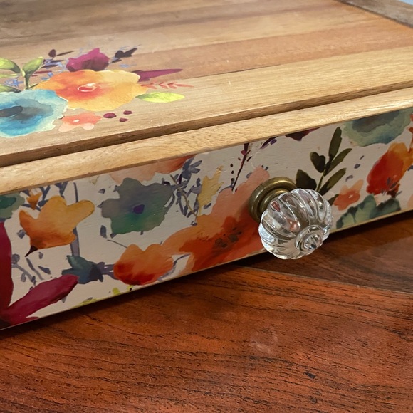 Pioneer woman, K cup holder, paintbrush or crafts organizer.  Airbnb - Picture 8 of 11